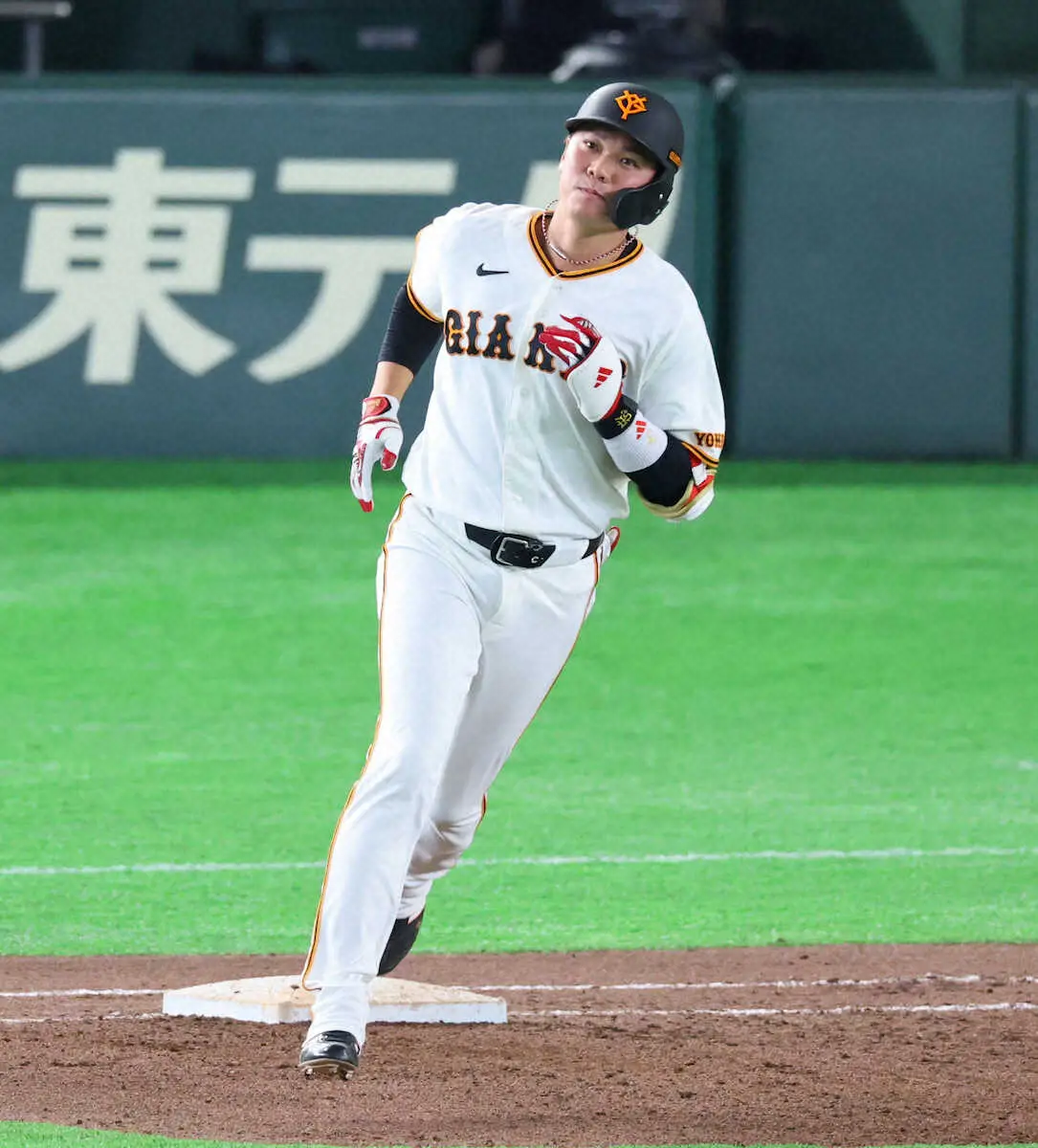 【画像・写真】巨人・坂本勇人が“今季1号”　弾丸ライナーで飛び込む2ラン