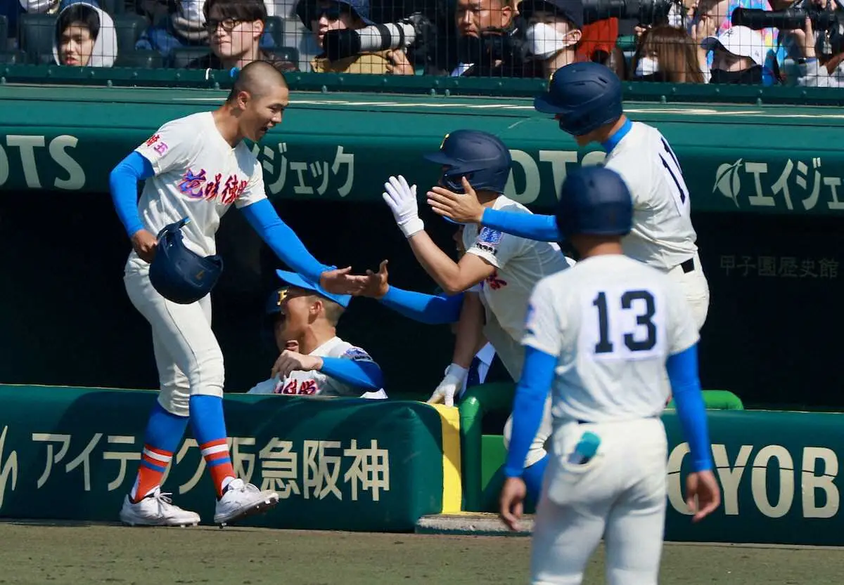 【画像・写真】【センバツ】花咲徳栄　秘策“満塁エンドラン”ズバリ　内野ゴロの間に二走まで生還で2点もぎ取った