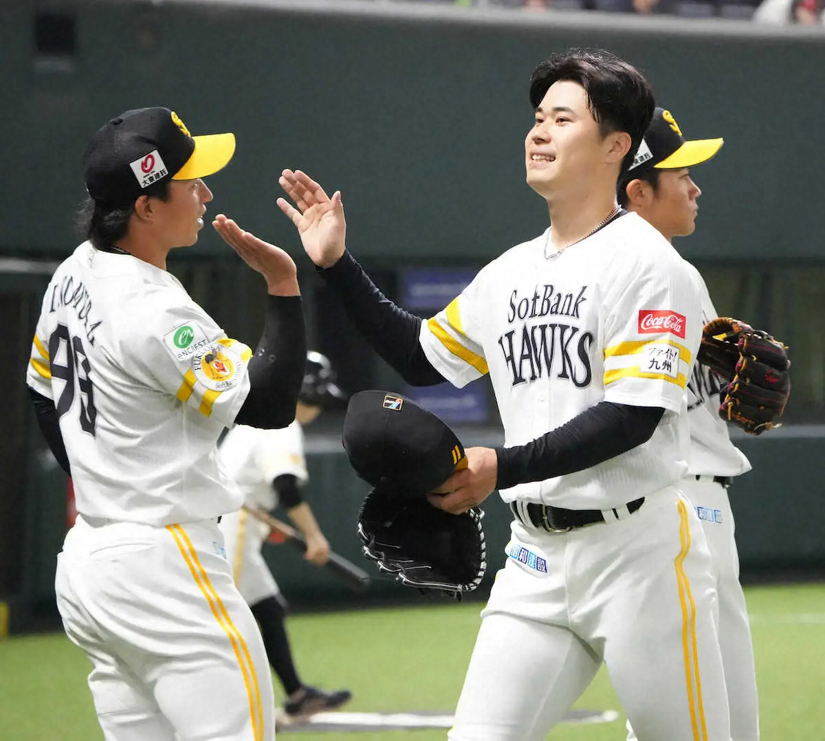 【画像・写真】＜ソ・広＞2回を投げ終え笑顔でベンチに戻る松本晴（右）（撮影・岡田　丈靖）
