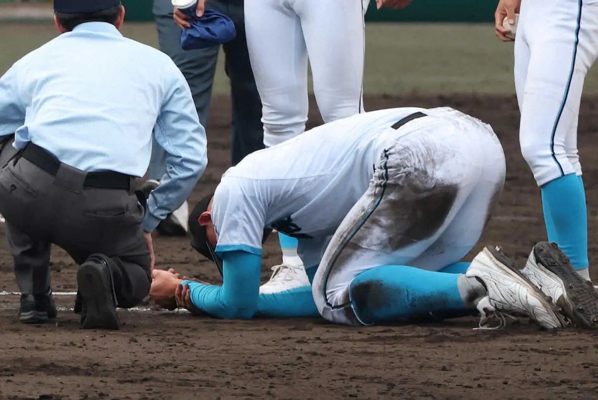 【画像・写真】【センバツ】山梨学院　二刀流・菰田が負傷退場も初戦突破　指揮官は次戦欠場示唆「打撃はできない」