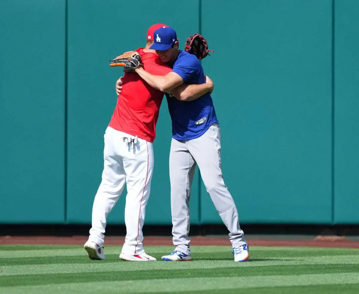 【画像・写真】大谷翔平が短髪姿でブルペン入り！25日の開幕前最終登板へ調整　古巣とのOP戦でトラウトらと談笑も