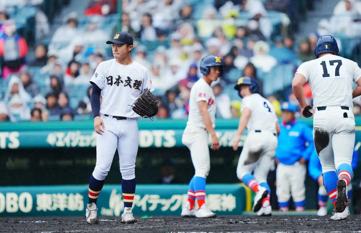 【画像・写真】【センバツ】日本文理　悔しい17失点で完敗…雨の甲子園に飲まれ5失策　4回までに11失点で流れ失う