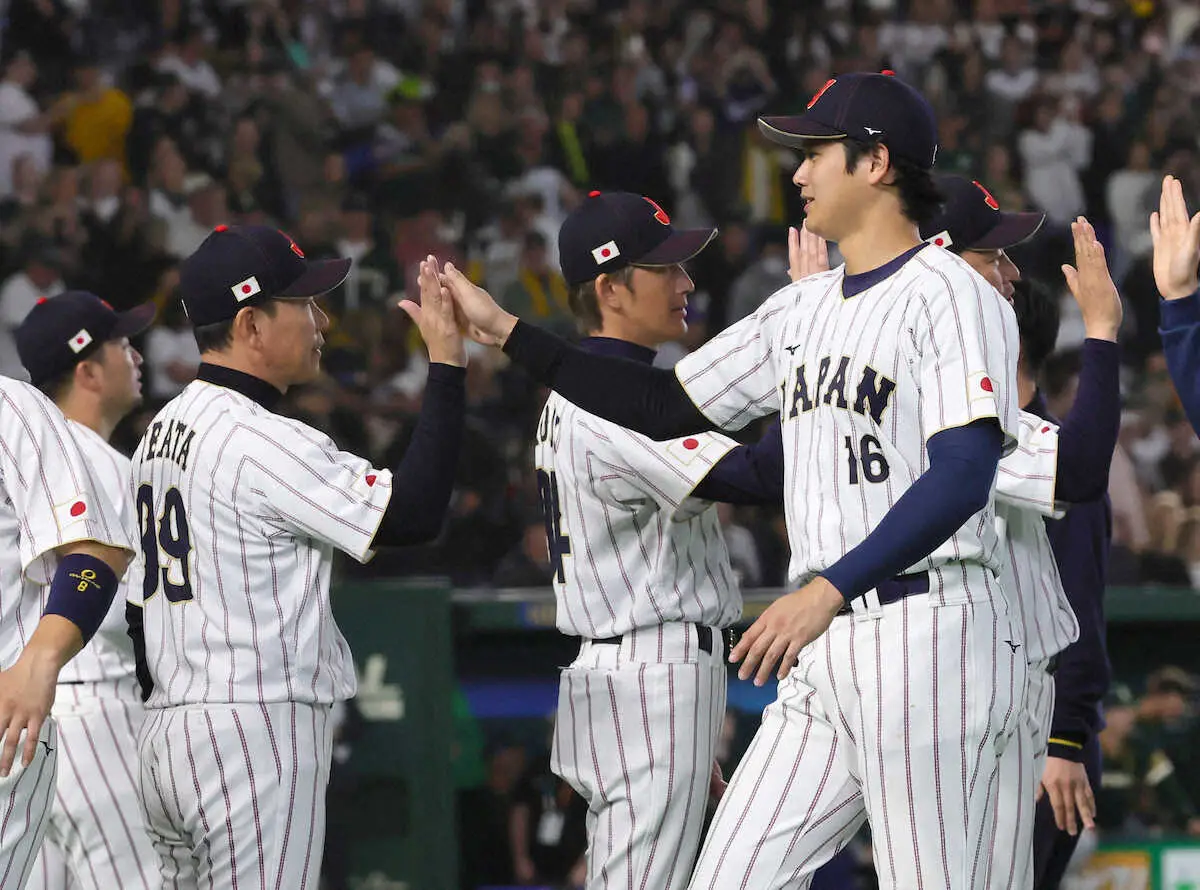 【画像・写真】豪州に勝利し、ハイタッチで喜ぶ大谷（右）、井端監督（左）ら侍ジャパン