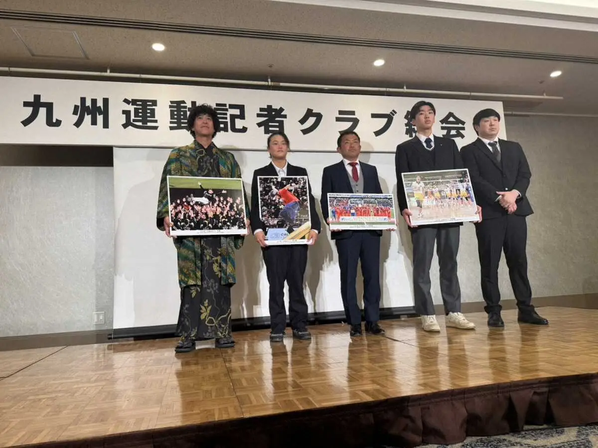 【画像・写真】九州運動記者クラブ大賞にソフトバンク　ド派手な着物姿の城島CBOは3連覇へ「メディアの皆さんの力で」