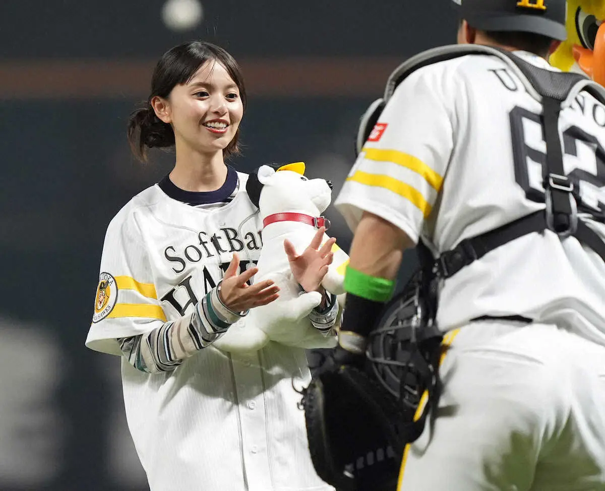 【画像・写真】＜ソ・日（1）＞始球式する齋藤飛鳥（撮影・岡田　丈靖）