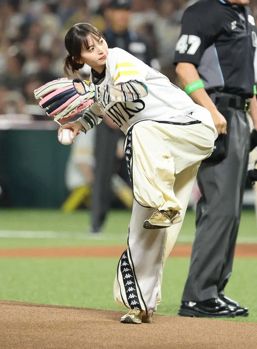 【画像・写真】＜ソ・日（1）＞始球式を行う斎藤飛鳥（撮影・成瀬　徹）