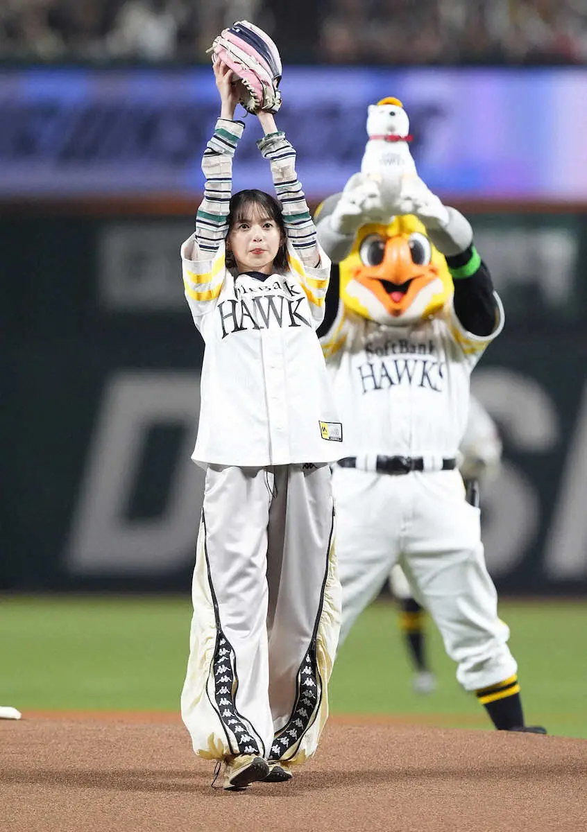【画像・写真】＜ソ・日（1）＞始球式する齋藤飛鳥（撮影・岡田　丈靖）