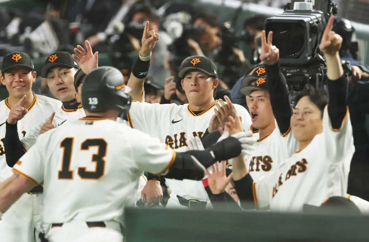 【画像・写真】巨人新戦力が躍動！開幕戦で虎退治1勝　球団64年ぶり新人開幕投手の竹丸が6回1失点　ダルベック1号