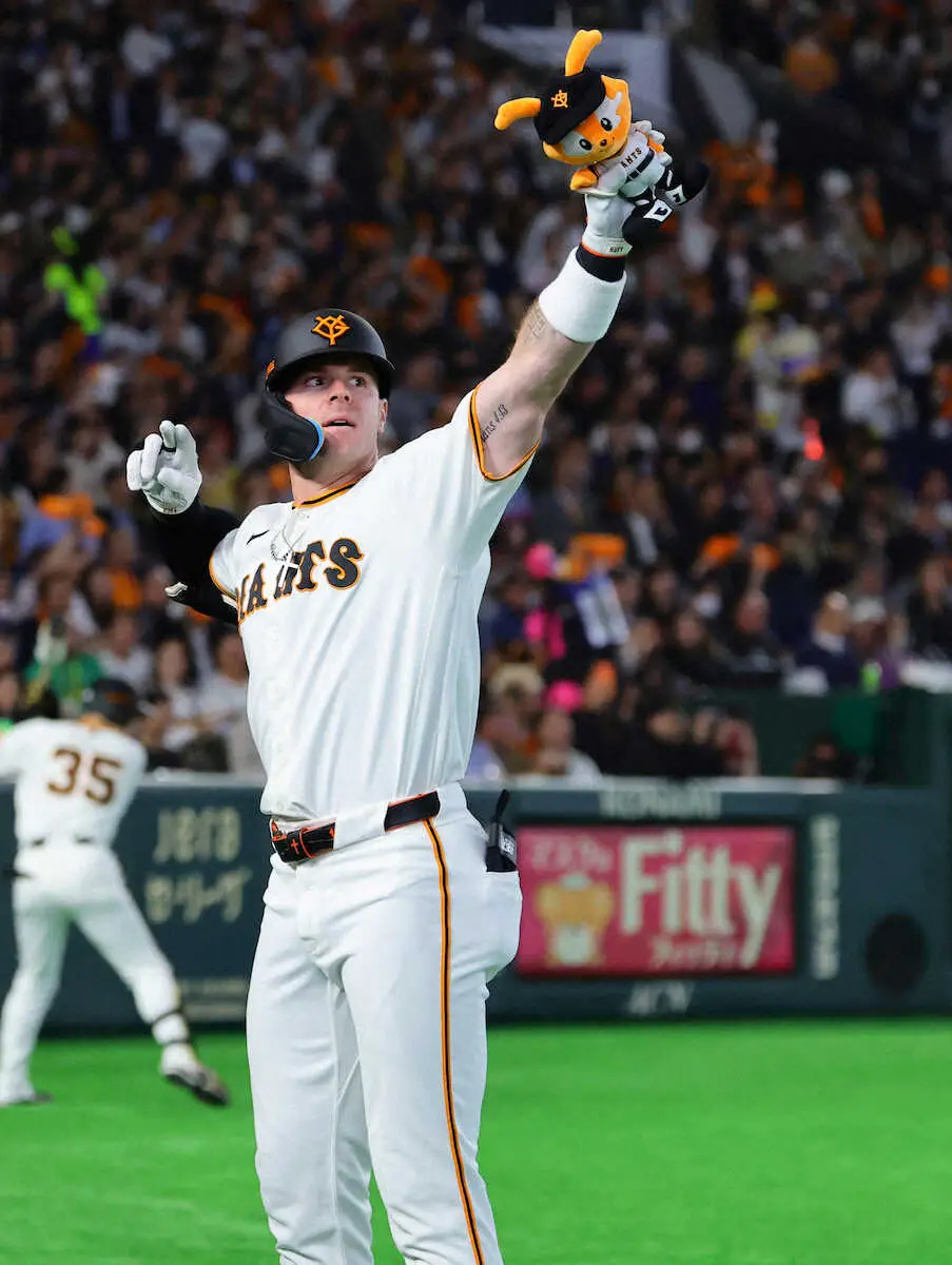 【画像・写真】巨人・キャベッジ　12球団最速1号の先頭打者V弾「ファンの皆さんの大歓声に後押しされて打てた一本」