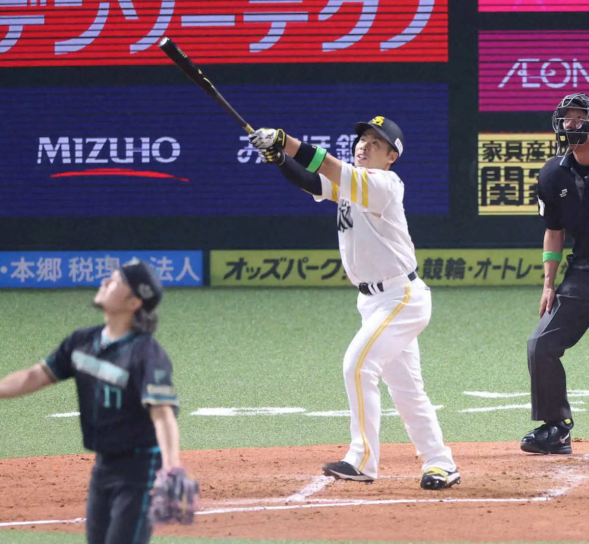 【画像・写真】3回、ソロを放つ近藤。投手・伊藤