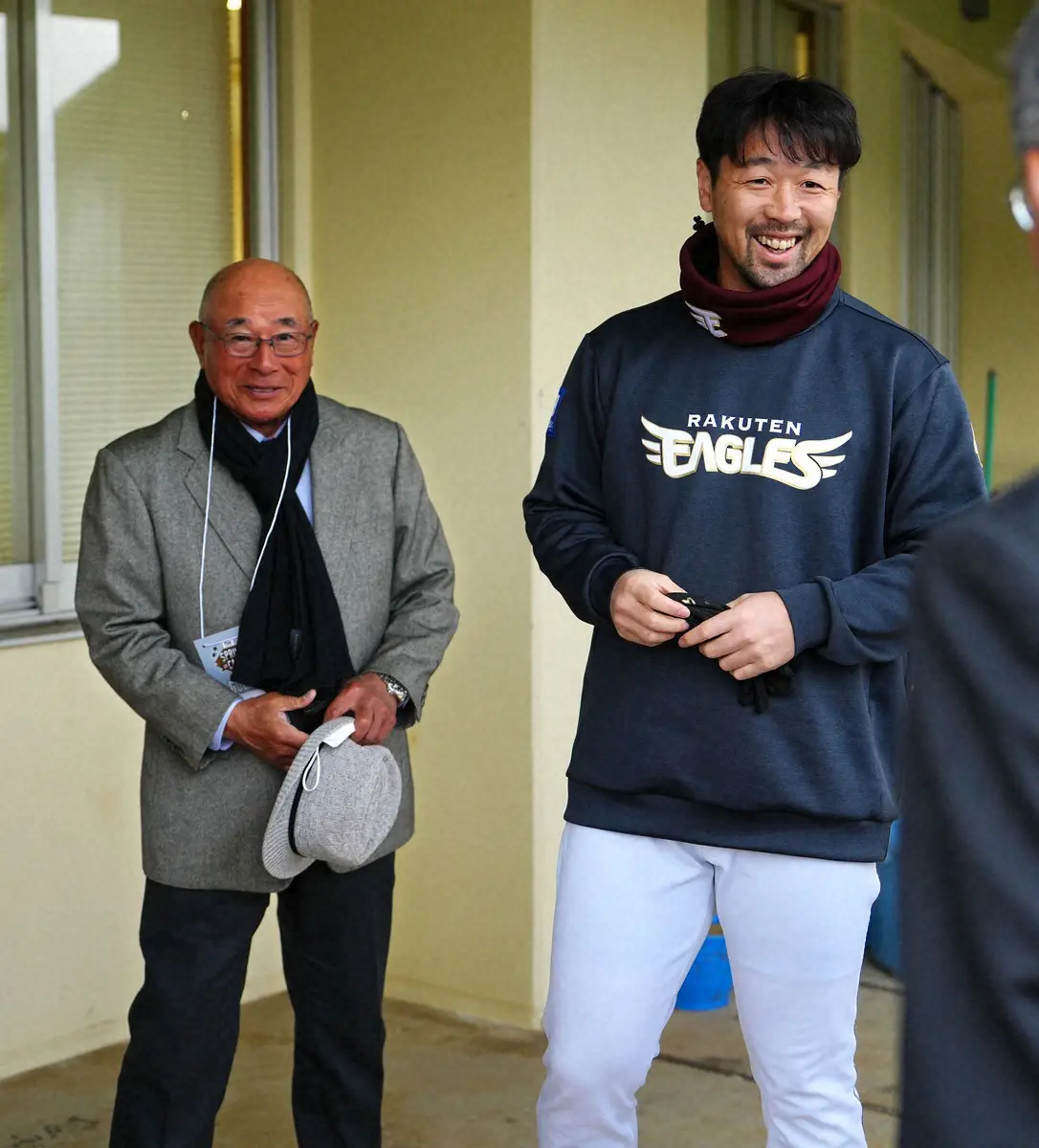 【画像・写真】昨春の楽天キャンプに明大の教え子、阿部（右、現中日）の激励に訪れた松岡功祐氏