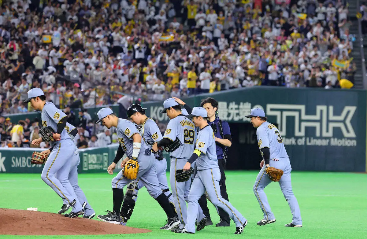 【画像・写真】＜巨・神（2）＞勝利し近本（右から2人目）に頭をなでられる高橋（同3人目）（撮影・光山　貴大）