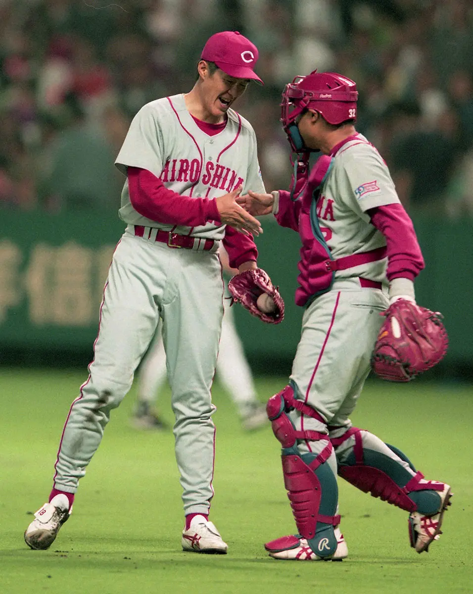 【画像・写真】1995年5月、巨人を相手に完投勝利の佐々岡は西山（右）と握手