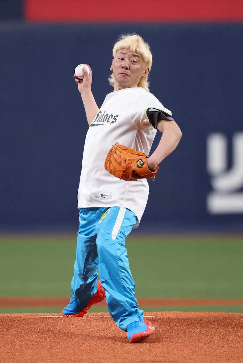 【画像・写真】ボートレーサー・湯川浩司がオリックス―楽天戦で始球式「ちょっと悔しい。100キロ目指してたんで」