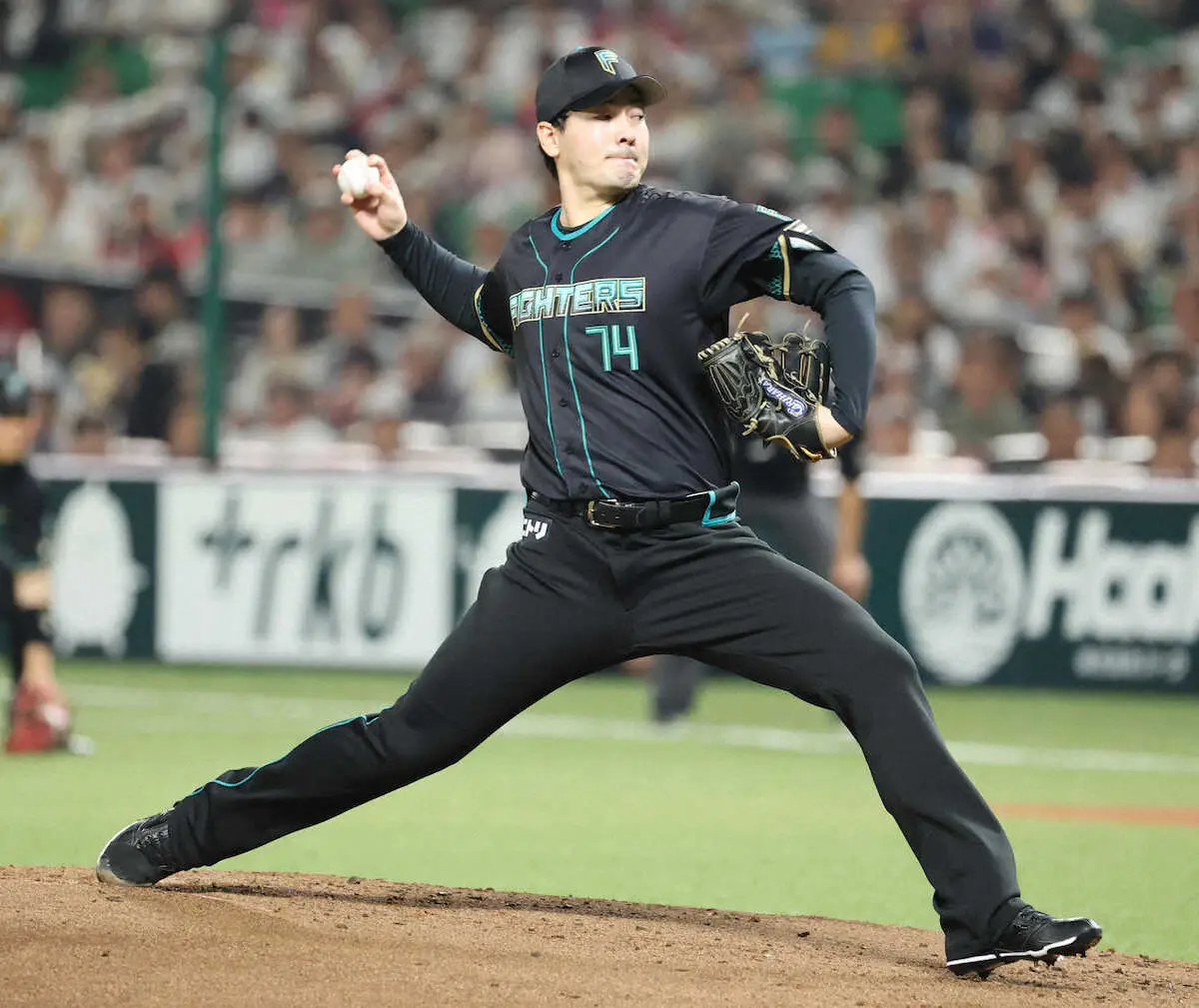 【画像・写真】日本ハム先発の有原航平と捕手・田宮裕涼が交錯ヒヤリ　一度ベンチに引き揚げるも続投