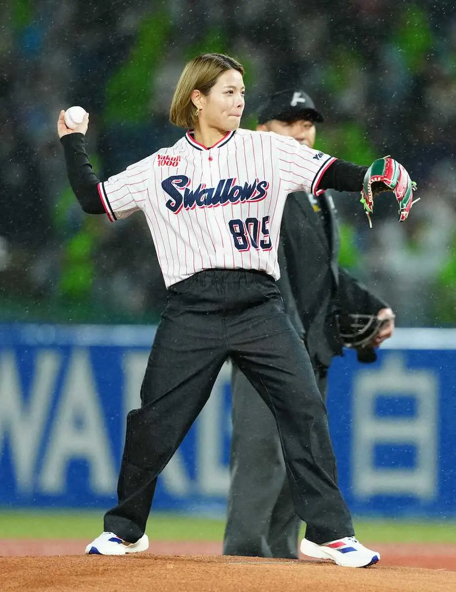 【画像・写真】阿部詩が神宮球場で始球式　3連勝中のチームに「連勝の女神」降臨！　活動再開のつば九郎が審判務める