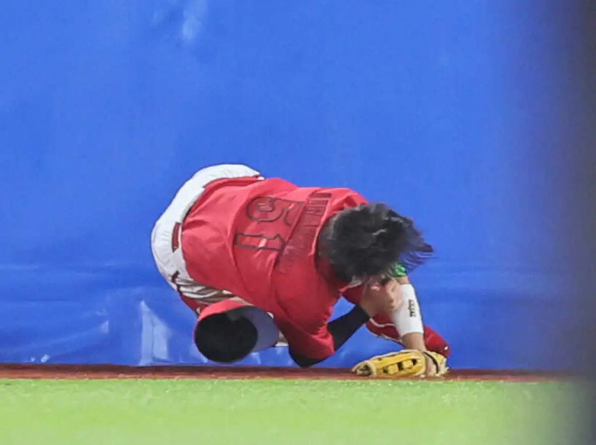 【画像・写真】広島ドラ1・平川廉がフェンス激突で負傷交代　22歳誕生日にまさか…チームも開幕3連勝でストップ
