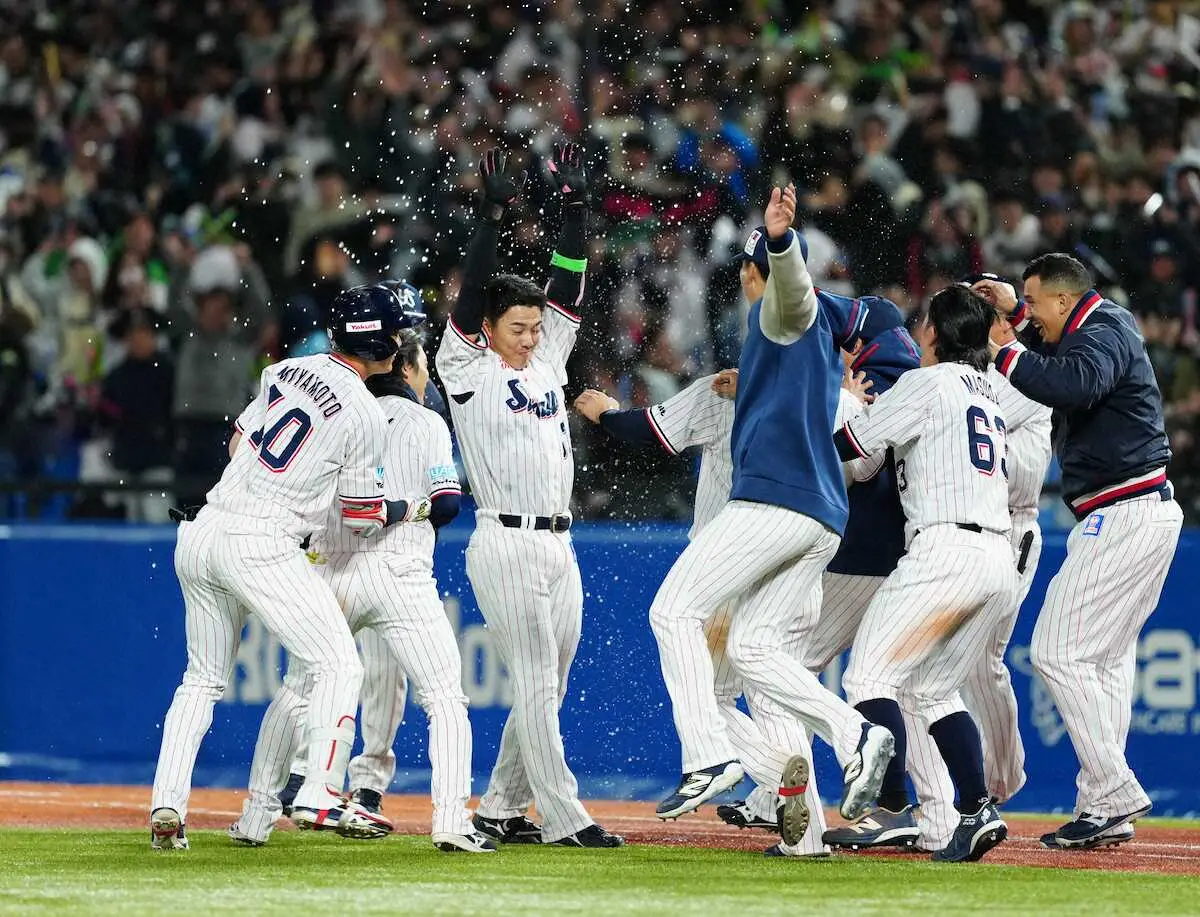 【画像・写真】ヤクルト開幕5連勝！　サヨナラ審議も勝利で異例の「2度のサヨナラ」パフォ　殊勲の伊藤、喜び爆発