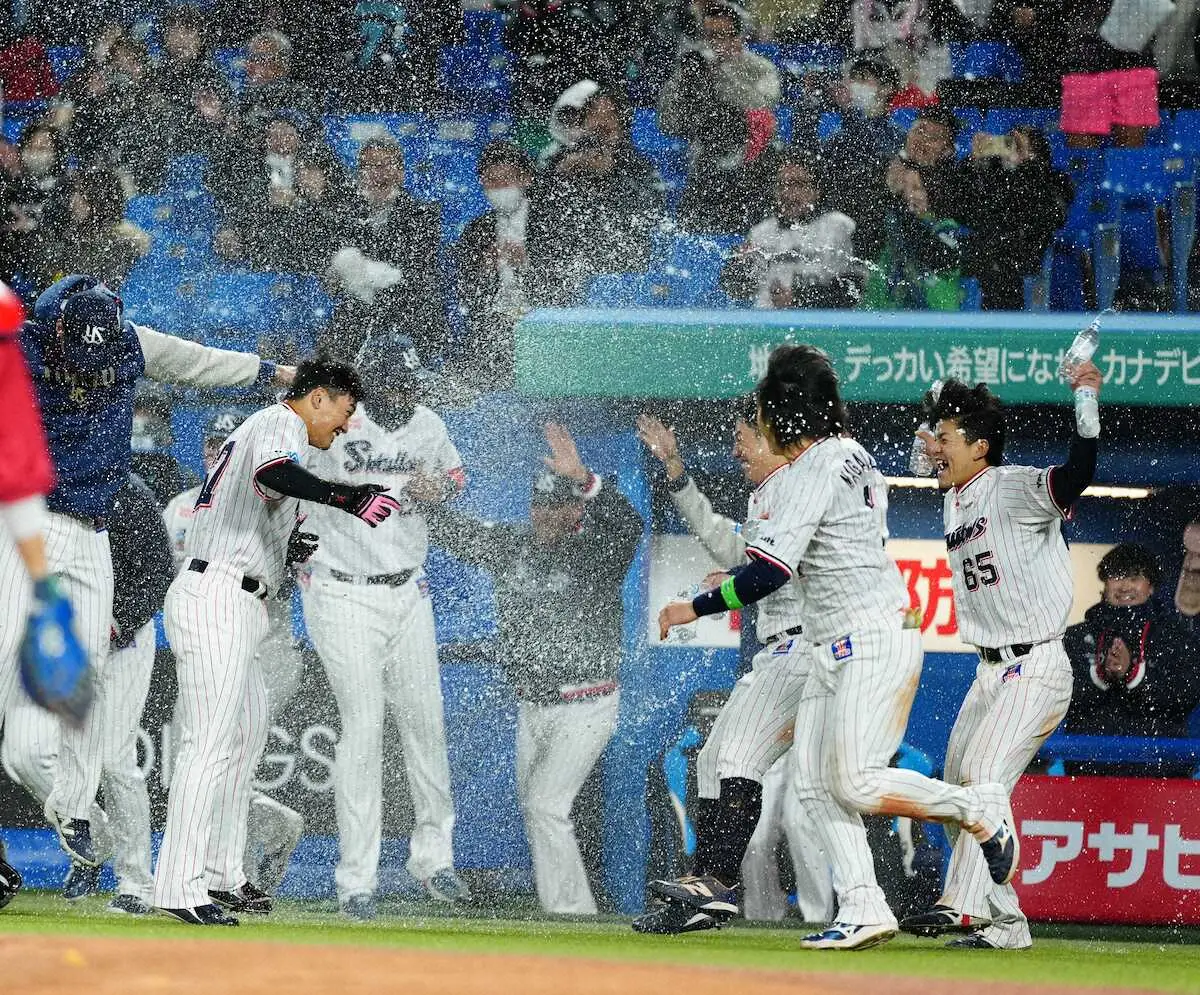 【画像・写真】ヤクルト止まらん！　池山監督イケイケ采配で開幕5連勝！球団新人監督初　9回に伊藤琉偉が劇打