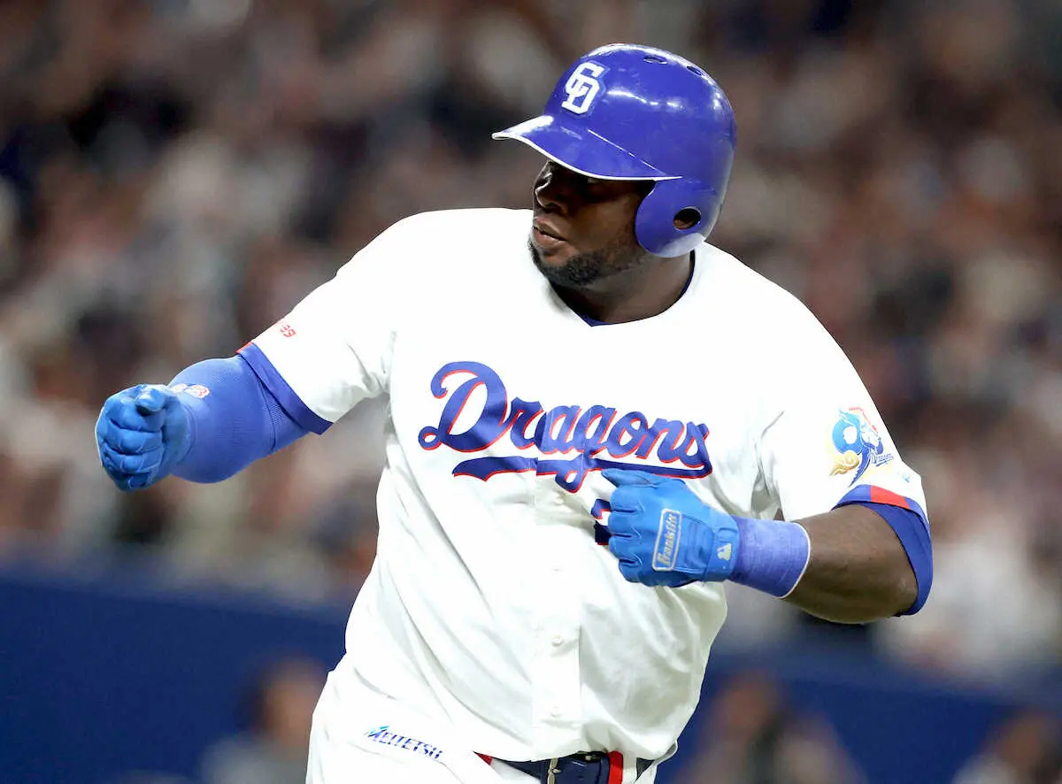 【画像・写真】中日の新助っ人サノーが“ゴリラパフォ”　決勝2号2ランに胸張り「勝つことができてよかった」