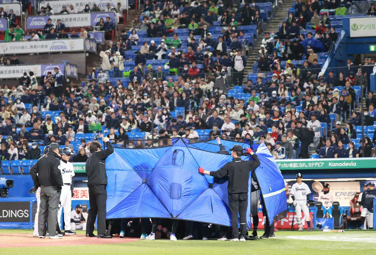 【画像・写真】球審の頭にバット直撃！神宮騒然　ヤクルト・オスナの手からすっぽ抜け…試合一時中断、担架で退場