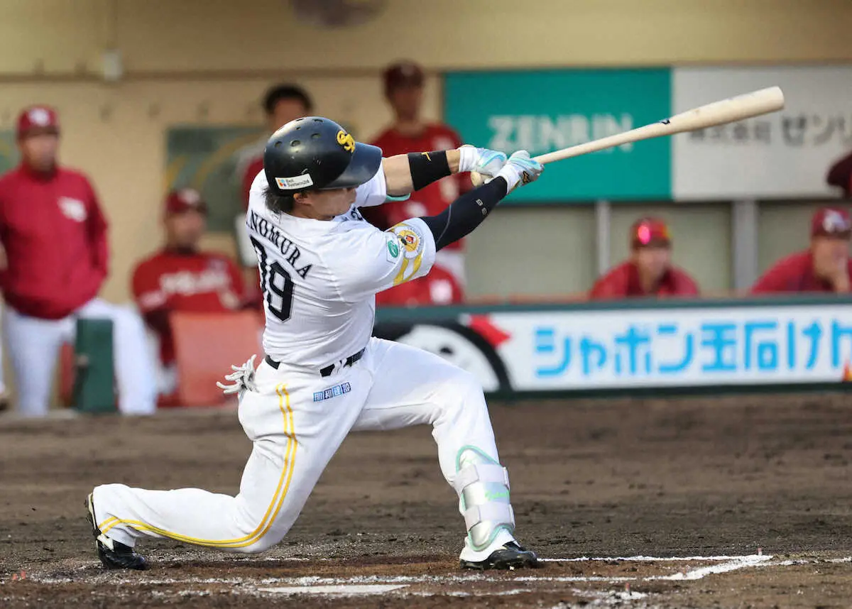 【画像・写真】＜ソ・楽（6）＞2回　適時二塁打を放つ野村　　（撮影・成瀬　徹）　