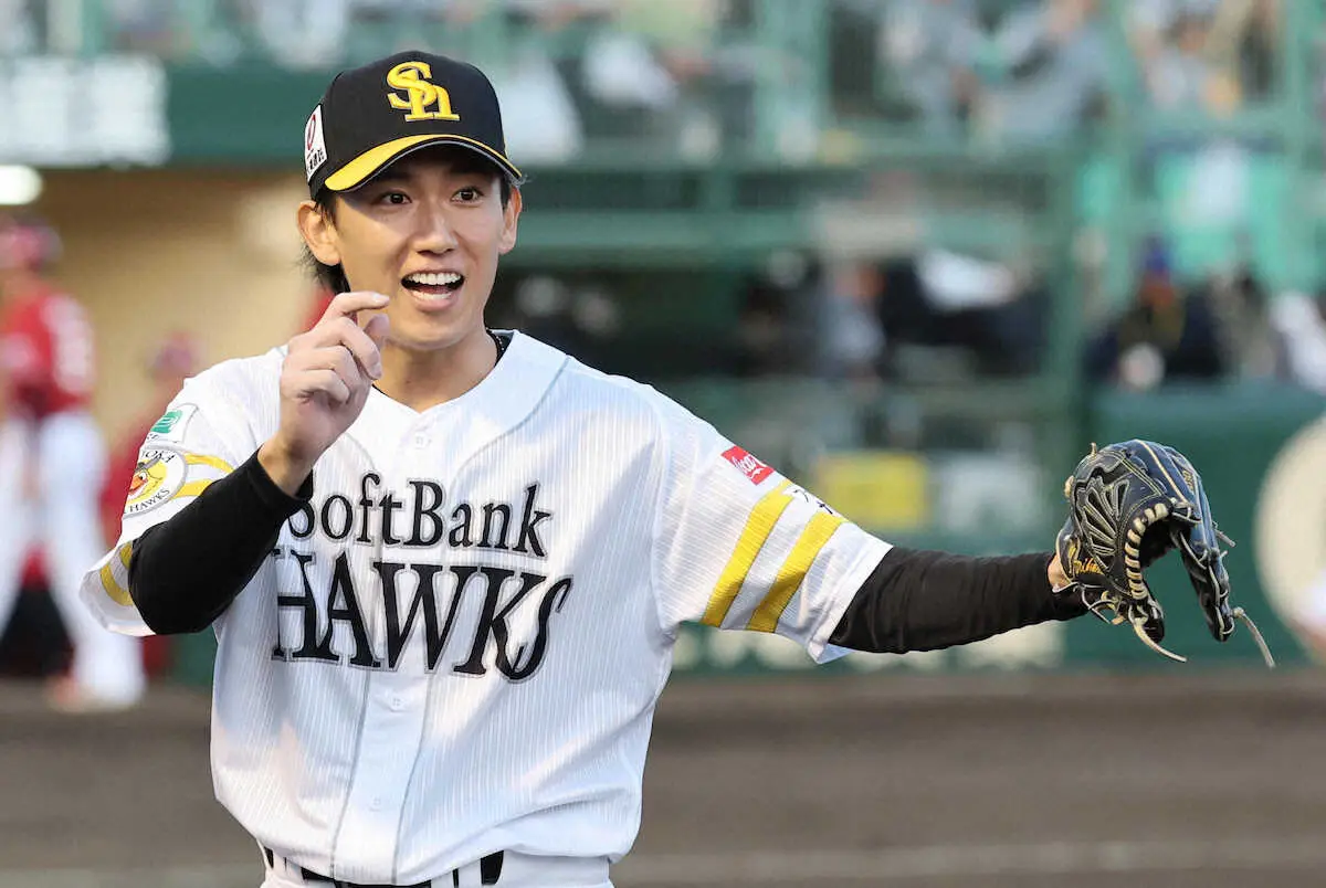 【画像・写真】＜ソ・楽（6）＞2回を投げ終え、笑顔の大津　　（撮影・成瀬　徹）　