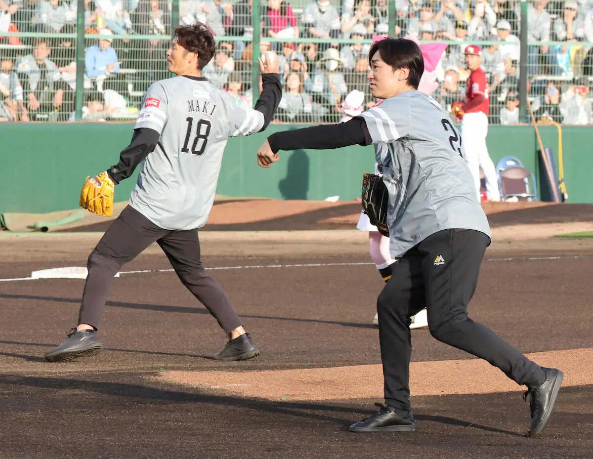 【画像・写真】＜ソ・楽（6）＞　セレモニアルピッチを行う巻氏（左）と和田氏　　（撮影・成瀬　徹）　