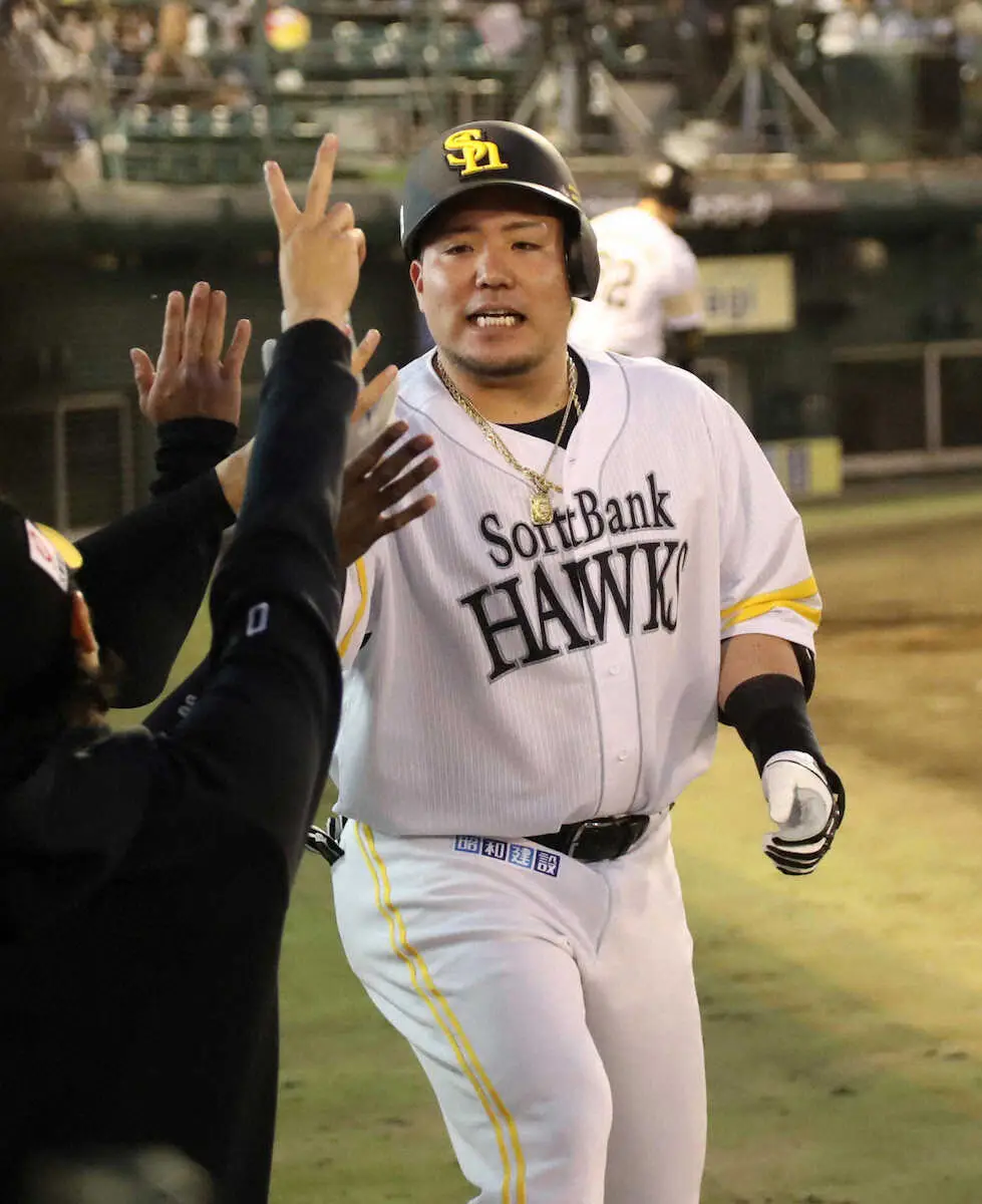 【画像・写真】ソフトバンク・山川穂高「狙っていませんでしたが…」　反応で放った会心の7年ぶり“北九州弾”