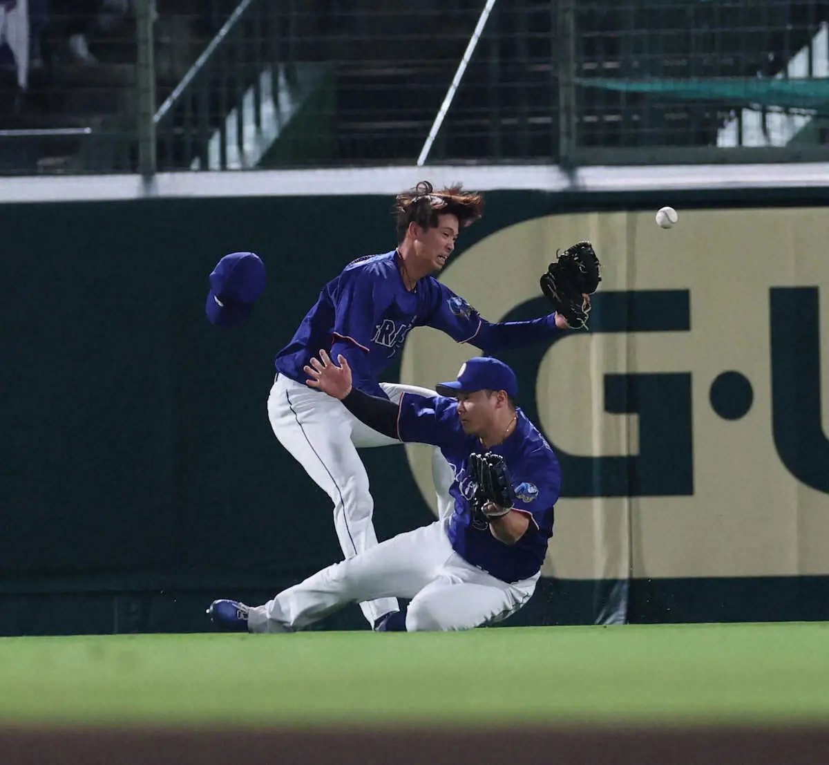 【画像・写真】中日　まさかのミスから追いつかれる　左翼手・細川成也と中堅手・花田旭が交錯して落球…柳の白星消える