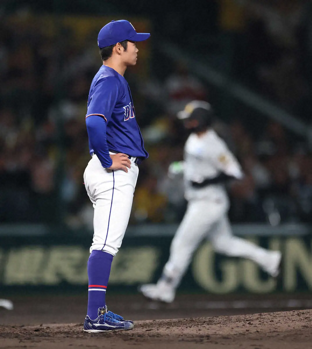 【画像・写真】＜神・中＞7回、森下にソロ本塁打を打たれた根尾　（撮影・亀井　直樹）