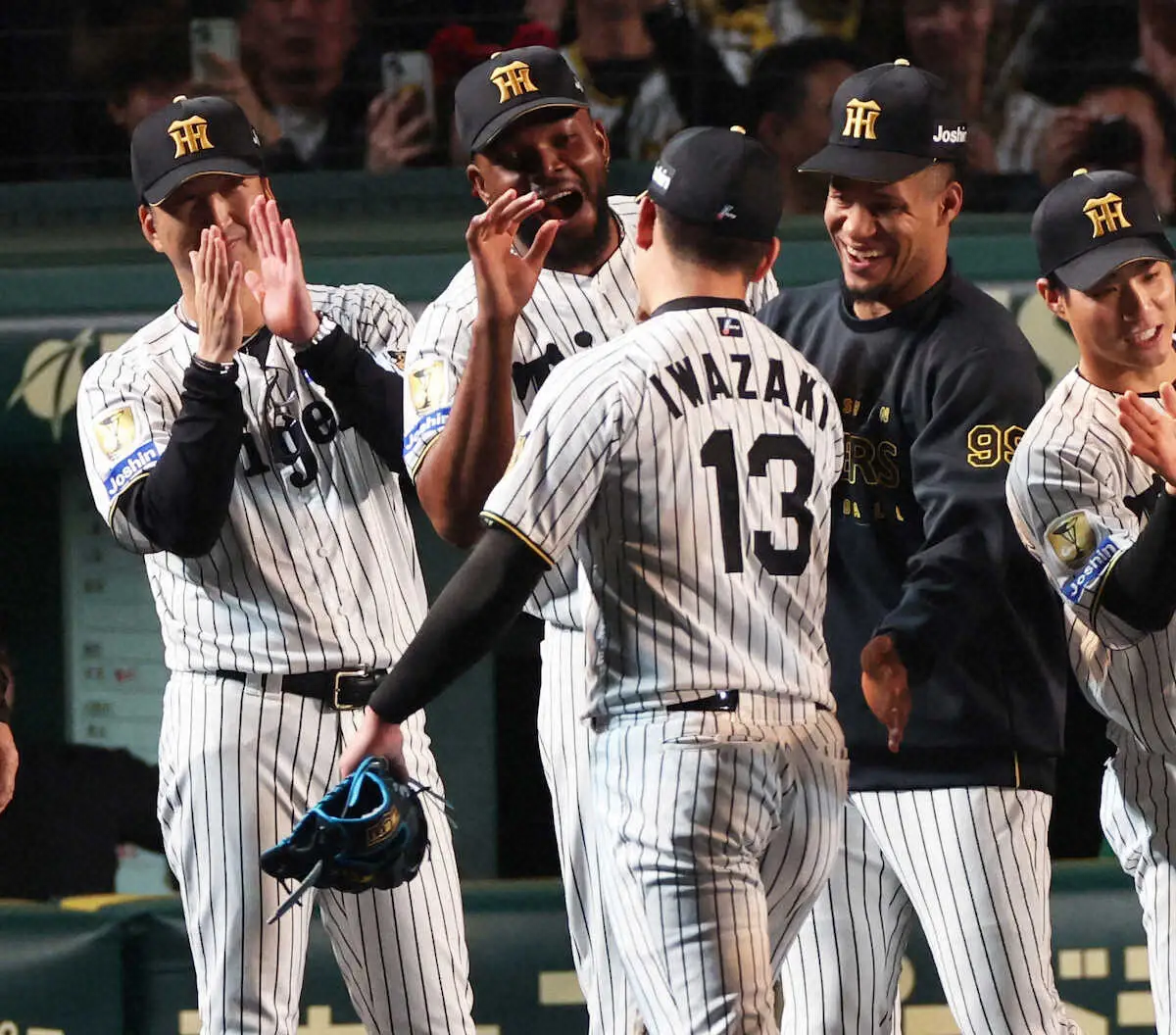 【画像・写真】＜神・中（4）＞岩崎（手前）を笑顔で迎える（左から）藤川監督、ドリス、モレッタ（撮影・北條　貴史）