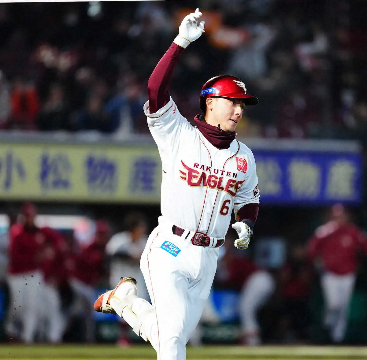 【画像・写真】楽天・村林　サヨナラ打！3度目V打の勝負強さ発揮も…気温約10度でウオーターシャワーに苦笑