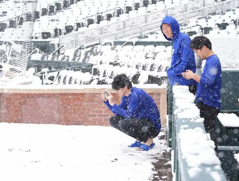 【画像・写真】佐々木朗希が極寒の中ブルペン入り　日本時間4・20“打者天国”で初勝利なるか！？大雪撮影する姿も