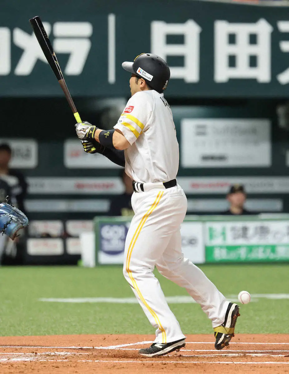 【画像・写真】心配…ソフトバンク・近藤健介が死球を受け途中交代　3回の打席で代打を送られる