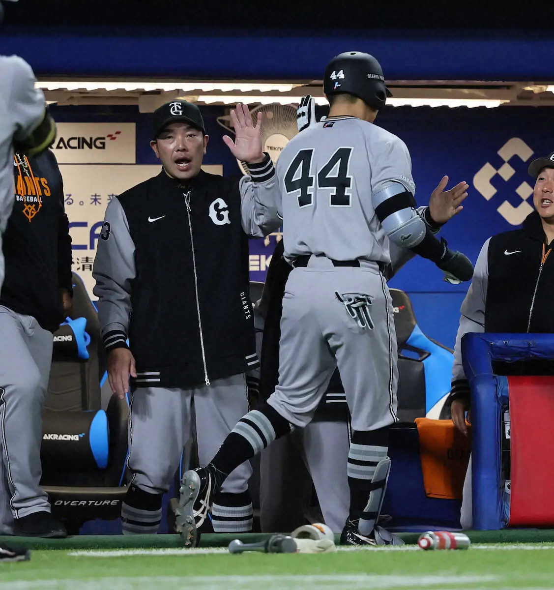 【画像・写真】＜ヤ・巨＞3回、先制ソロを放った佐々木（右）を出迎える阿部監督（撮影・尾崎　有希）
