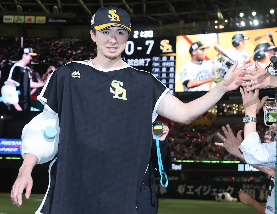 【画像・写真】＜ソ・オ（2）＞　ファンとタッチする上沢　　（撮影・成瀬　徹）