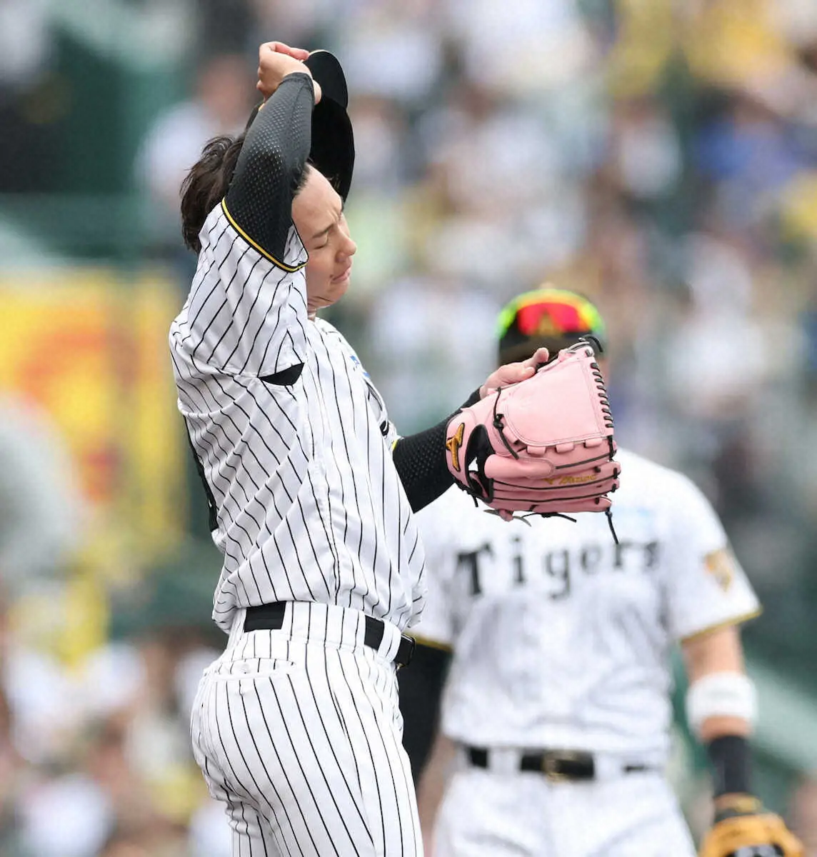 【画像・写真】阪神　伊原陵人にアクシデント…マウンドにトレーナー駆け付けてそのまま降板　序盤から失点重ねる