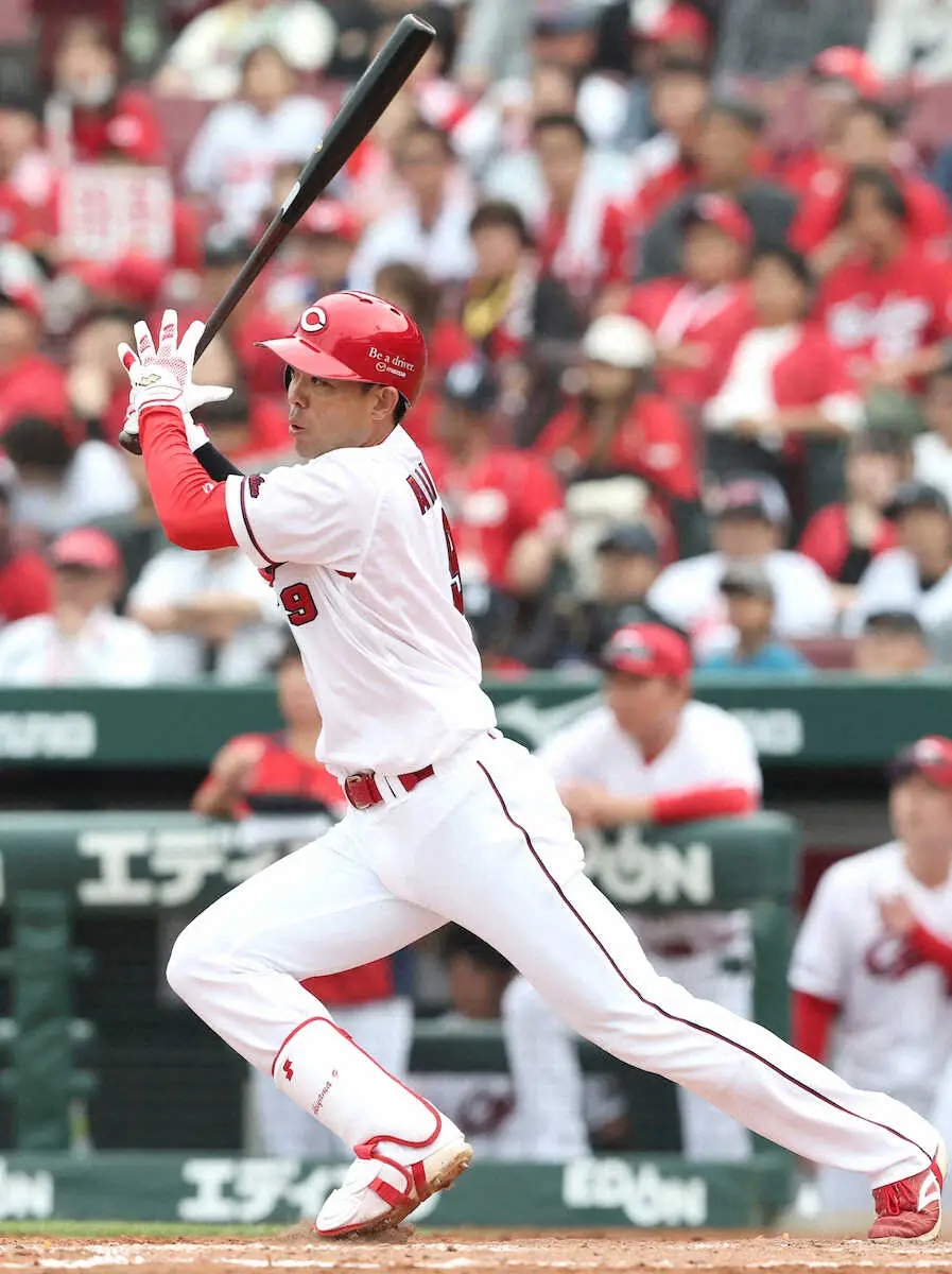 【画像・写真】広島・秋山翔吾　広島県に住むひとり親家庭の親子10組26人を招待　声援に応える中前打