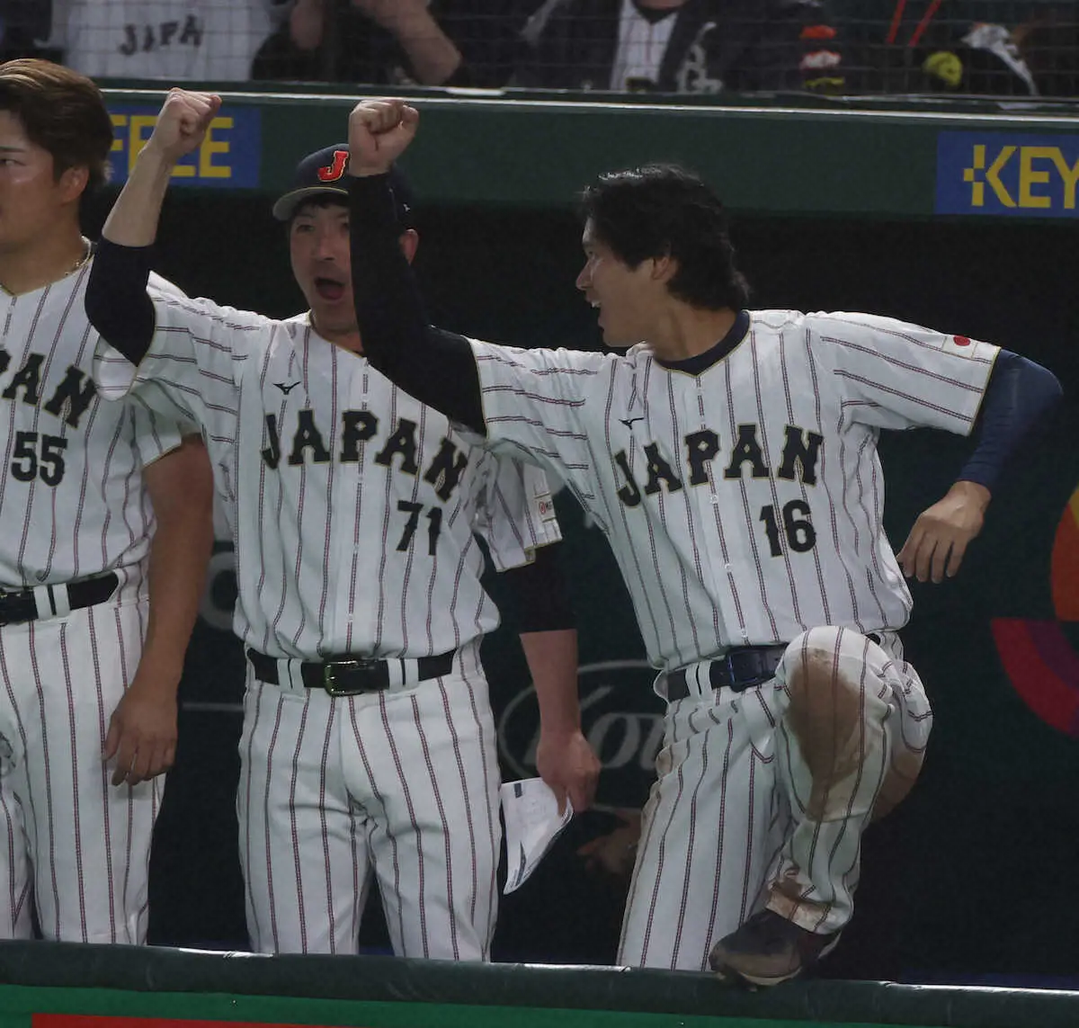 【画像・写真】＜日本・韓国＞3回、鈴木が勝ち越しの本塁打を放ち、松田コーチ（左）と「熱男」のパフォーマンスをする大谷（撮影・須田　麻祐子）