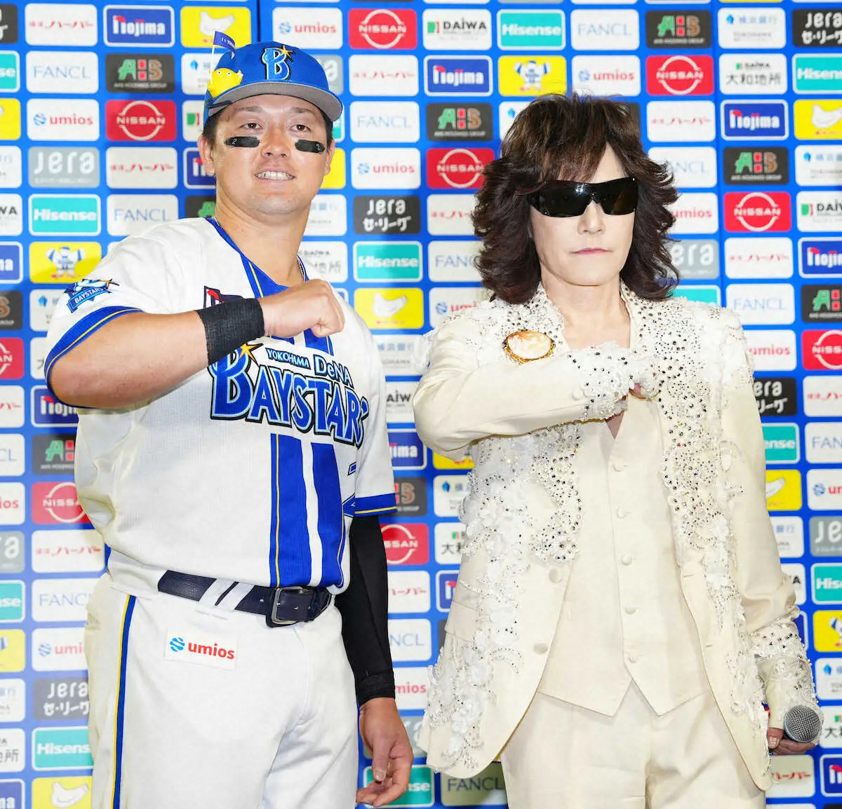 【画像・写真】＜D・神＞デスターシャポーズを決める牧（左）と龍玄とし（撮影・島崎忠彦）