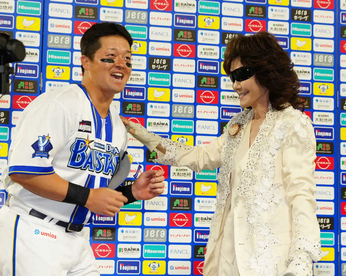 【画像・写真】＜D・神（4）＞龍玄とし（右）に誕生日を祝福される牧（撮影・島崎忠彦）