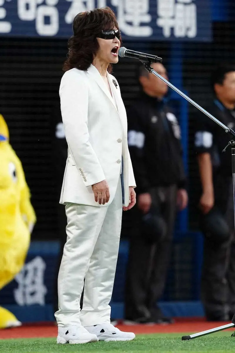 【画像・写真】「X JAPAN」ToshlがDeNA－阪神戦で始球式＆国歌独唱　試合長引き試合後ライブは中止