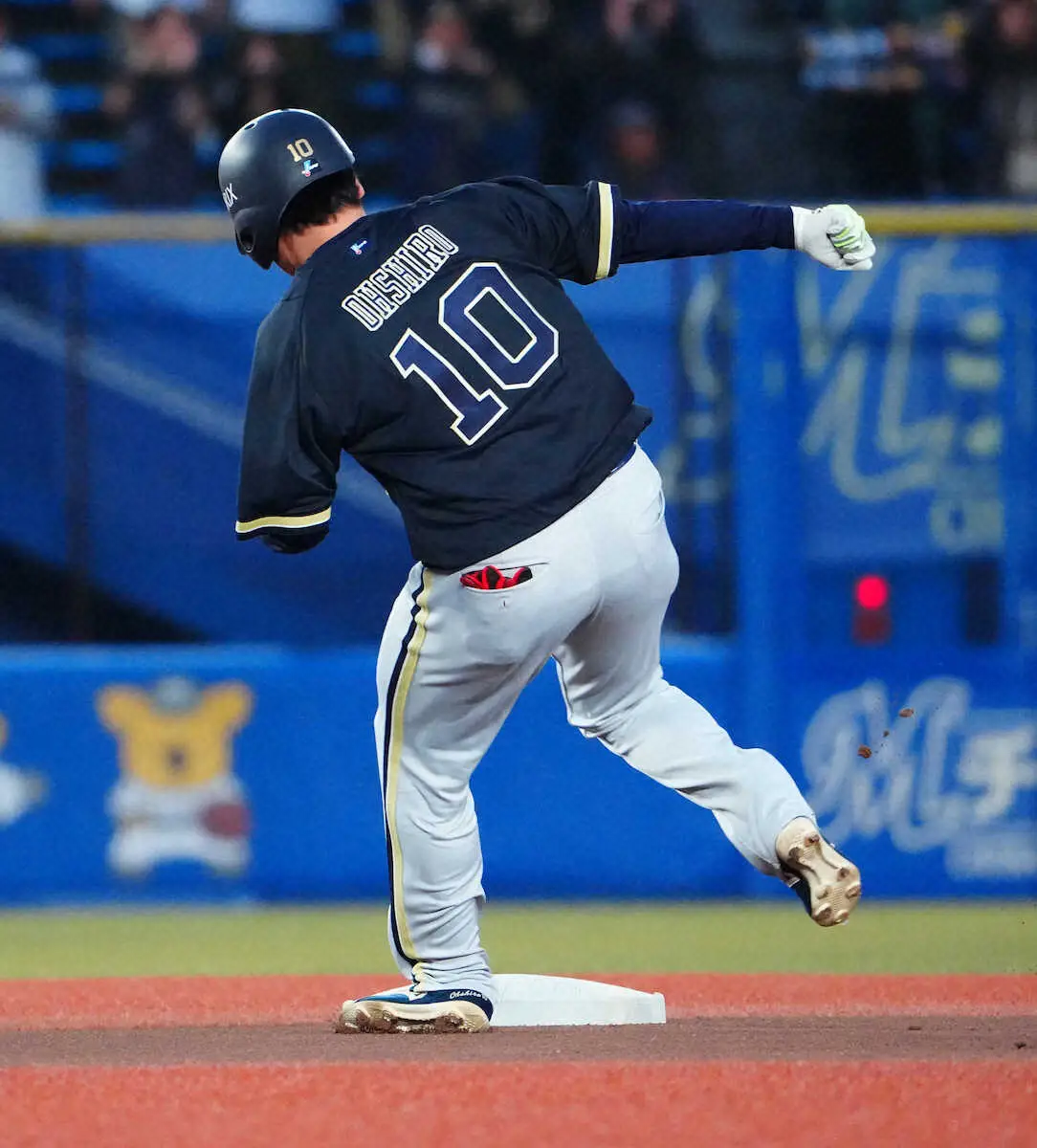 【画像・写真】オリックス大城にアクシデント　初回に途中交代…走塁中に左足首付近を負傷　シーモアが代走に