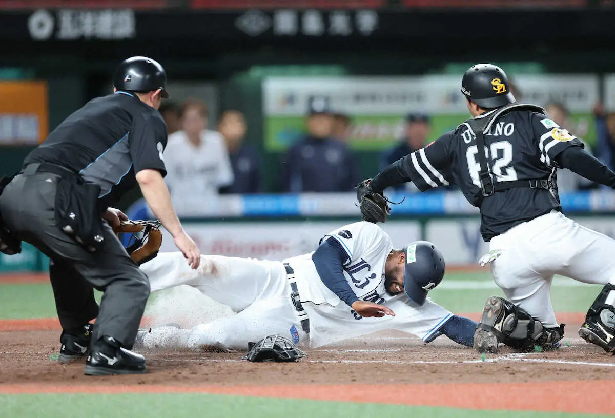 【画像・写真】走って走って！西武の4番カナリオが積極走塁を披露　4回に中越え三塁打、浅い中犠飛で一気にホームイン