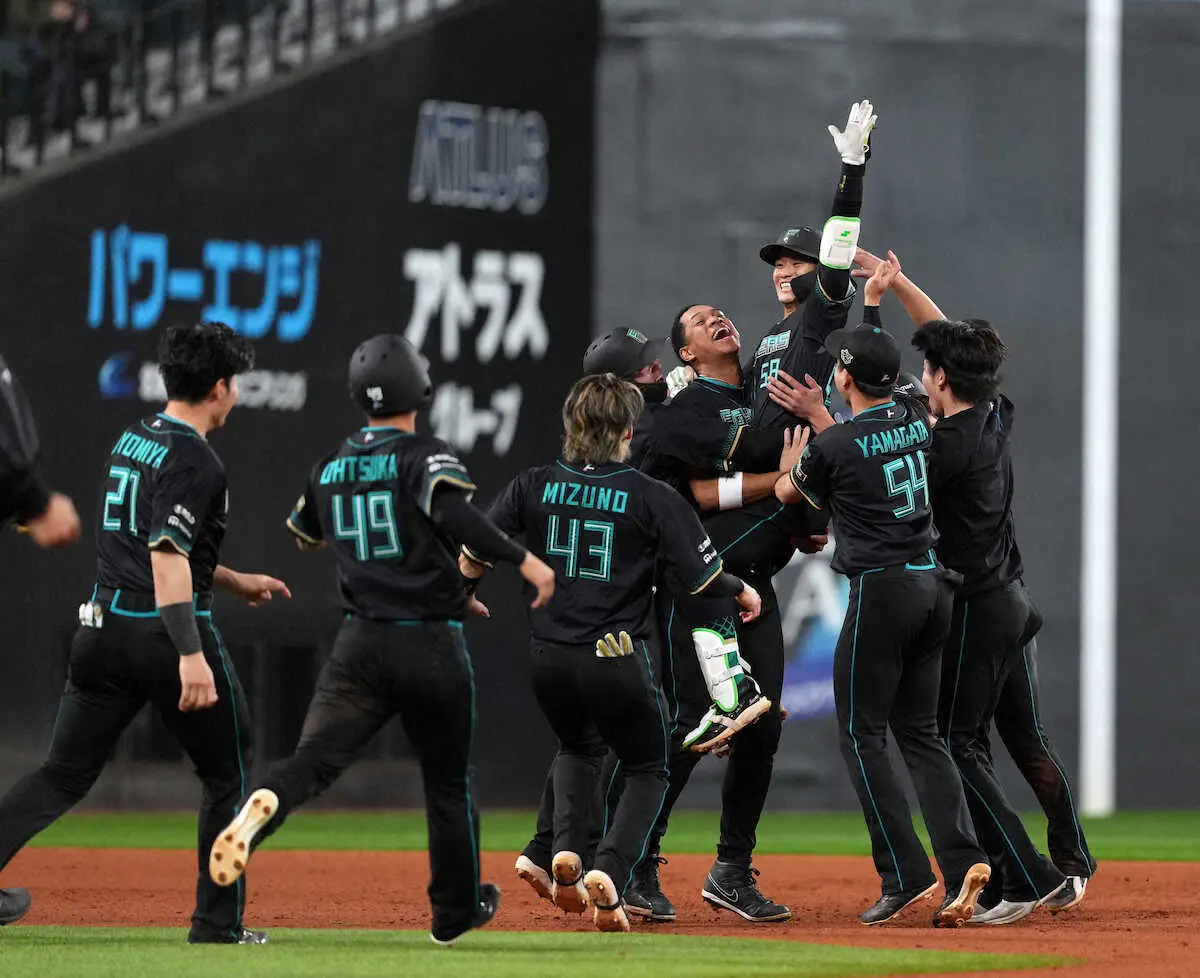 【画像・写真】日本ハム・新庄剛志監督「今をときめく奈良間様に聞いてください」延長サヨナラ勝利に笑顔