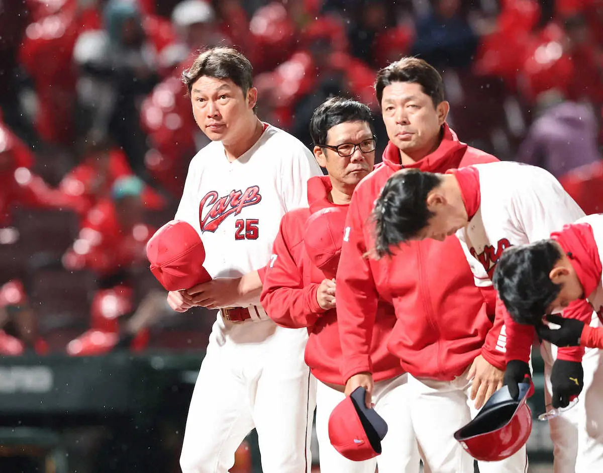 【画像・写真】貧打深刻の新井カープ“泣きっ面に蜂”　小園海斗が死球の影響で途中交代　チーム打率1割台の危機