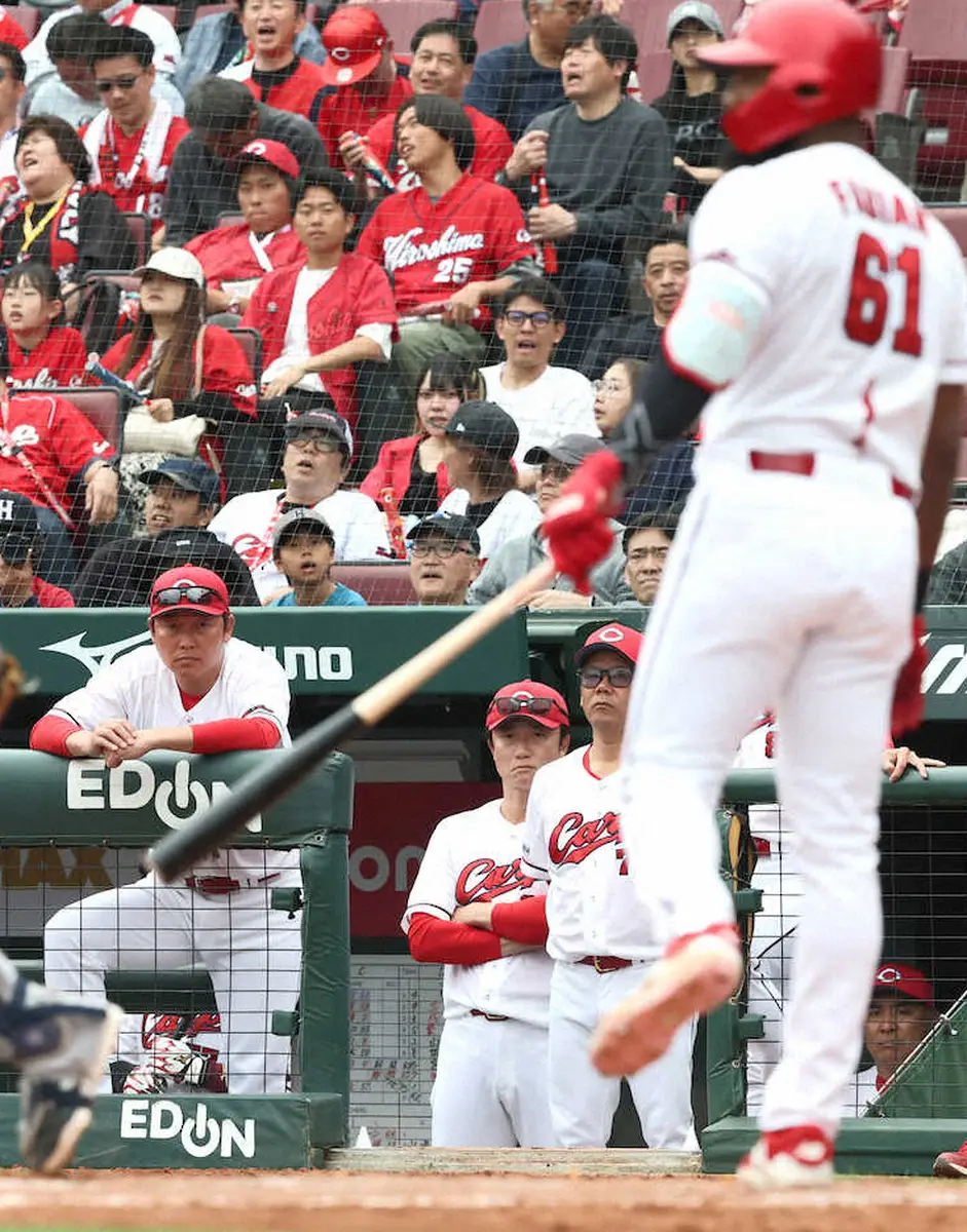 【画像・写真】19日の試合で9回、代打・ファビアン（右）が見逃し三振に倒れ試合終了となり、険しい表情で見つめる新井監督（左）