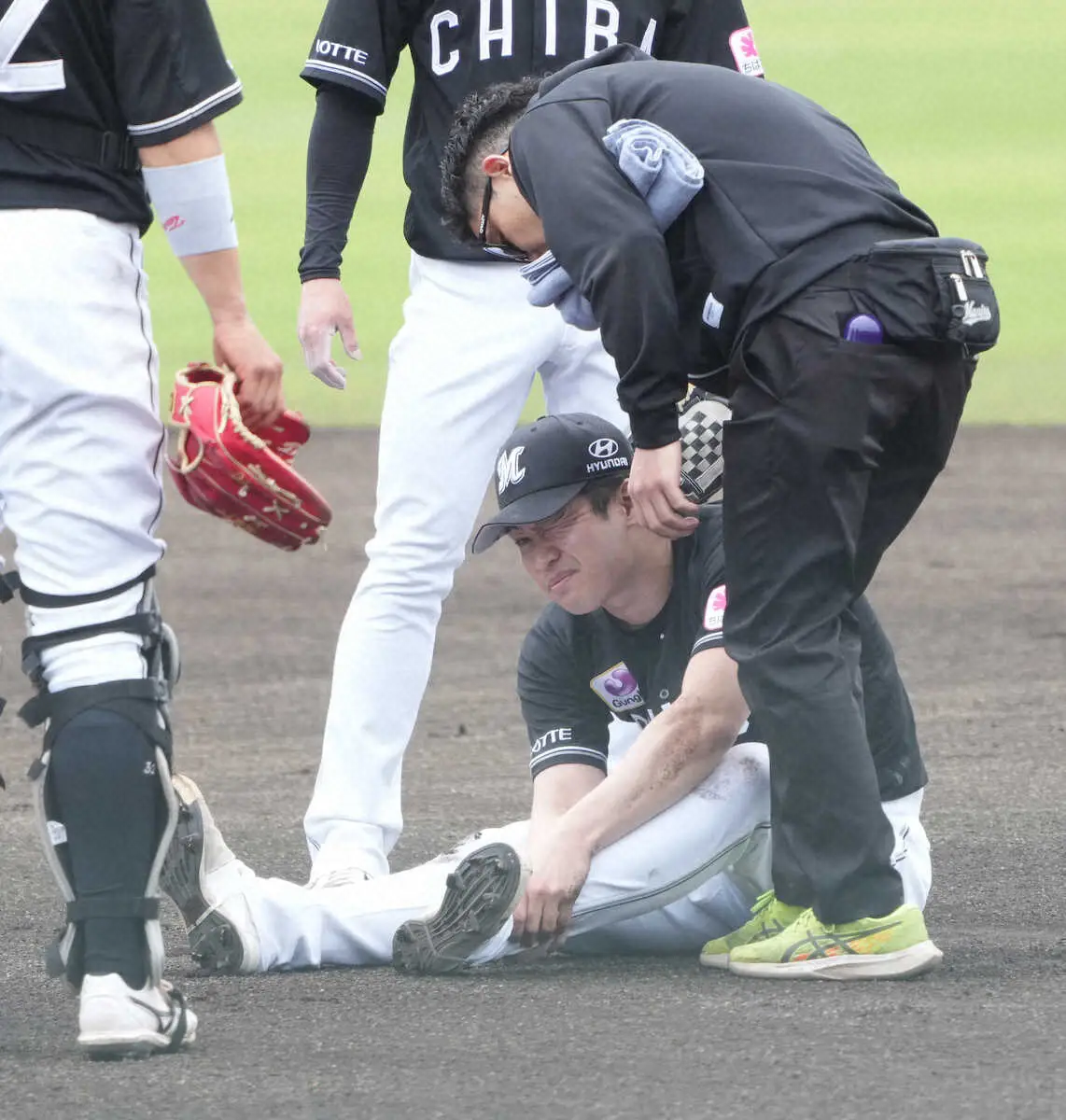 【画像・写真】ロッテ・種市　ソフトバンク戦の初回に左脚を痛めて負傷降板するアクシデント　担架で運ばれ退場　場内騒然