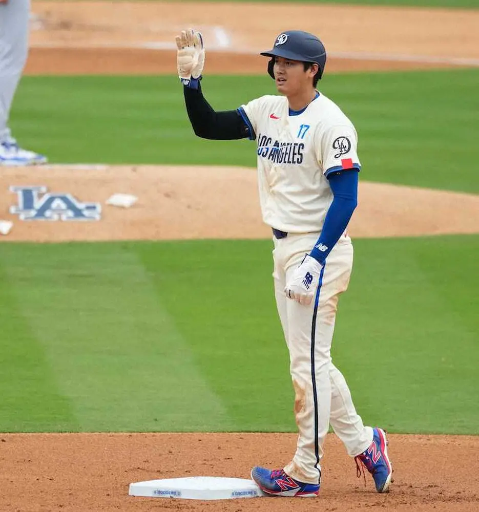 【画像・写真】大谷翔平　第2打席は四球で出塁→鈴木誠也にアイコンタクトも“無視”！？第1打席は左前打で4戦ぶり安打